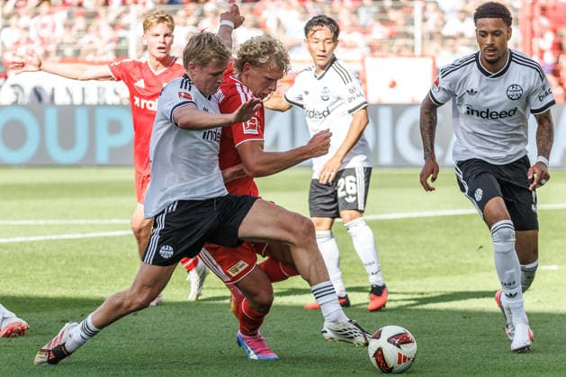Fussball: Bundesliga, 1. Spieltag, 1. FC Union Berlin - Eintracht Frankfurt, Stadion An der Alten Foersterei. Jonathan Burkardt (Eintracht Frankfurt) kaempft gegen Leopold Querfeld (1. FC Union Berlin) um den Ball. DFL regulations and DFB regulations prohibit any use of photographs as image sequences and or quasi-video, Foto: Andreas Gora 1. FC Union Berlin - Eintracht Frankfurt *** Bundesliga Soccer, Matchday 1, 1. FC Union Berlin vs. Eintracht Frankfurt, Stadion An der Alten Foersterei; Jonathan Burkardt of Eintracht Frankfurt battles Leopold Querfeld of 1. FC Union Berlin for the ball; DFL and DFB regulations prohibit any use of photographs as image sequences and or quasi-video; Photo by Andreas Gora; 1. FC Union Berlin vs. Eintracht Frankfurt