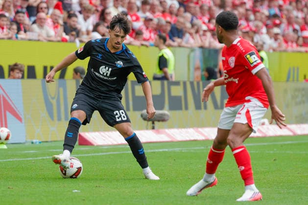 Im Bild: v.li. Laurin Ulrich (SC Paderborn 07, 28) am Ball gegen Phillipp Mwene (FSV Mainz 05, 2) 29.08.2026, FSV Mainz 05 - SC Paderborn 07, 1. Bundesliga, 1. Spieltag, Deutschland, Mainz, MEWA Arena, DFL REGULATIONS PROHIBIT ANY USE OF PHOTOGRAPHS AS IMAGE SEQUENCES AND OR QUASI-VIDEO. *** Pictured from left: Laurin Ulrich (SC Paderborn 07), 28, in a tackle with Phillipp Mwene (FSV Mainz 05), 2, on August 29, 2026, FSV Mainz 05 vs. SC Paderborn 07, Bundesliga 1, Matchday 1, Germany, Mainz, MEWA Arena, DFL REGULATIONS PROHIBIT ANY USE OF PHOTOGRAPHS AS IMAGE SEQUENCES AND OR QUASI-VIDEO Copyright: HMBxMedia xJulienxBecker