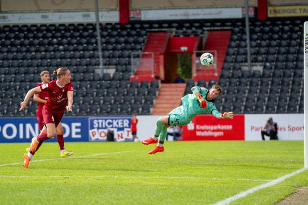 Torchance durch Marlon Fass (SG Sonnenhof Großaspach, 09) überragend pariert von Schlussmann Vinko Sapina (FC Ingolstadt 04, 41), SG Sonnenhof Großaspach vs. FC Ingolstadt 04, Fussball, 3. Liga, 3. Spieltag, 29.08.2026, DFB regulations prohibit any use of photographs as image sequences and or quasi-video Aspach Baden-Wuerttemberg Deutschland