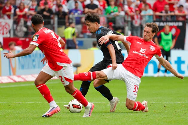 Im Bild: v.li. Phillipp Mwene (FSV Mainz 05, 2), Laurin Ulrich (SC Paderborn 07, 28) am Ball und Dominik Kohr (FSV Mainz 05, 31) 29.08.2026, FSV Mainz 05 - SC Paderborn 07, 1. Bundesliga, 1. Spieltag, Deutschland, Mainz, MEWA Arena, DFL REGULATIONS PROHIBIT ANY USE OF PHOTOGRAPHS AS IMAGE SEQUENCES AND OR QUASI-VIDEO. *** In the photo, from left: Phillipp Mwene (FSV Mainz 05, 2), Laurin Ulrich (SC Paderborn 07, 28) with the ball, and Dominik Kohr (FSV Mainz 05, 31) on August 29, 2026, FSV Mainz 05 vs. SC Paderborn 07, Bundesliga 1, Matchday 1, Germany, Mainz, MEWA Arena. DFL regulations prohibit any use of photographs as image sequences and or quasi-video. Copyright: HMBxMedia xJulienxBecker