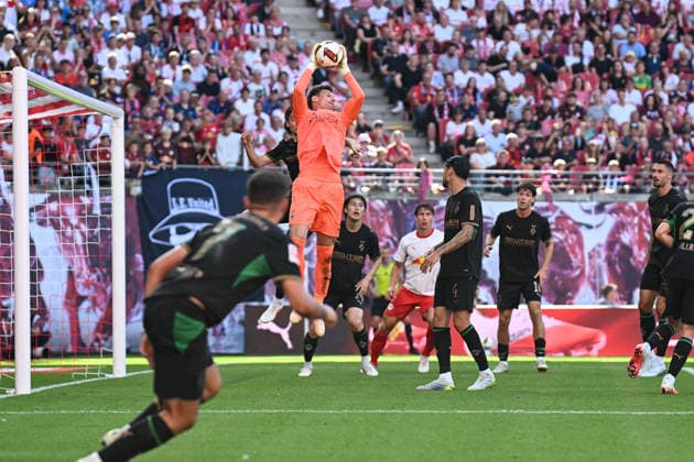 Fußball I Herren I Saison 2026-2027 I Bundesliga I 1. Spieltag I RB Leipzig - Borussia Mönchengladbach I 29.08.2026 Parade Moritz Nicolas (1, Borussia Mönchengladbach) fischt den Ball aus der Luft Leipzig Red Bull Arena Sachsen Deutschland *** Soccer I Men s I 2026–2027 Season I Bundesliga I Matchday 1 I RB Leipzig vs. Borussia Mönchengladbach I August 29, 2026: Moritz Nicolas makes a save, Borussia Mönchengladbach plucks the ball out of the air at the Red Bull Arena in Leipzig, Saxony, Germany Copyright: xLobeca InesxHähnelx