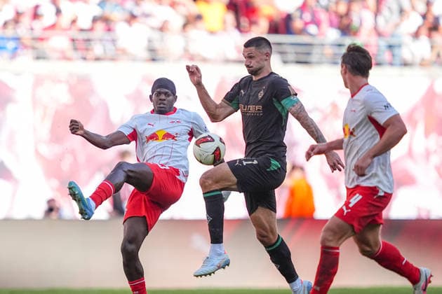 29.08.2026, xydrx, Herren, Fußball, 1.Bundesliga, RB Leipzig - Borussia Mönchengladbach, Saison 2026 2027, Red Bull Arena: Castello Lukeba (RB Leipzig, 23) und Willi Orban (RB Leipzig, 4) im Zweikampf gegen Tim Kleindienst (Borussia Moenchengladbach, 11) DFB regulations prohibit any use of photographs as image sequences and or quasi-video. *** August 29, 2026, xydrx, Men s, Soccer, Bundesliga 1, RB Leipzig vs. Borussia Mönchengladbach, 2026–2027 season, Red Bull Arena Castello Lukeba, RB Leipzig, 23, and Willi Orban, RB Leipzig, 4, in a tackle against Tim Kleindienst, Borussia Mönchengladbach, 11. DFB regulations prohibit any use of photographs as image sequences and or quasi-video. Copyright: HMBxMedia YannisxDreimann