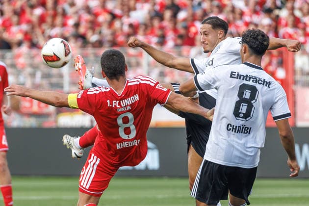 Fussball: Bundesliga, 1. Spieltag, 1. FC Union Berlin - Eintracht Frankfurt, Stadion An der Alten Foersterei. Younes Ebnoutalib (Eintracht Frankfurt) kaempft gegen Rani Khedira (1. FC Union Berlin) um den Ball. DFL regulations and DFB regulations prohibit any use of photographs as image sequences and or quasi-video, Foto: Andreas Gora 1. FC Union Berlin - Eintracht Frankfurt *** Bundesliga Soccer, Matchday 1, 1. FC Union Berlin vs. Eintracht Frankfurt, Stadion An der Alten Foersterei: Younes Ebnoutalib of Eintracht Frankfurt battles Rani Khedira of 1. FC Union Berlin for the ball. DFL and DFB regulations prohibit any use of photographs as image sequences and or quasi-video. Photo by Andreas Gora: 1 FC Union Berlin vs. Eintracht Frankfurt