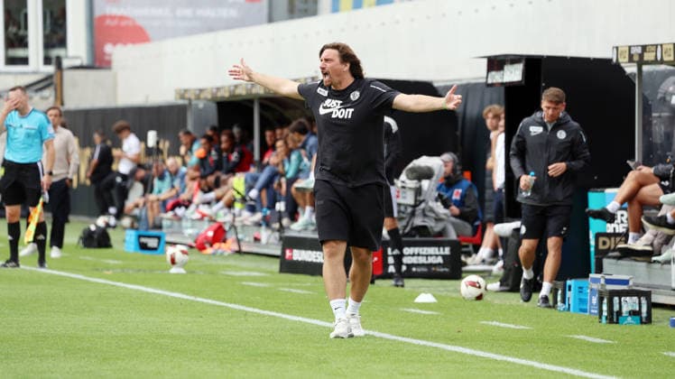 29.08.2026, xrekx, Fussball 1.Bundesliga, SV Elversberg - Bayer 04 Leverkusen v.l. Vincent Wagner Trainer (SV 07 Elversberg) gibt Anweisungen, gestikuliert, mit den Armen gestikulieren gives instructions, gesticulate (DFL DFB REGULATIONS PROHIBIT ANY USE OF PHOTOGRAPHS as IMAGE SEQUENCES and or QUASI-VIDEO) Elversberg *** August 29, 2026, xrekx, Soccer 1. Bundesliga, SV Elversberg vs. Bayer 04 Leverkusen: Vincent Wagner, coach of SV 07 Elversberg, gives instructions, gesticulates with his arms, gesticulates DFL DFB REGULATIONS PROHIBIT ANY USE OF PHOTOGRAPHS as IMAGE SEQUENCES and or QUASI-VIDEO Elversberg
