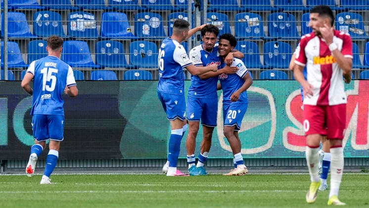 v.li.: Matthew Moore (TSG II, 15), Jakov Dedic (TSG II, 36), Yasin Zor (TSG II, 10), Torschütze Tiago Poller (TSG II, 20), Spieler der TSG 1899 Hoffenheim II (U23), jubeln über das Tor zum 2:0, Jubel, Torjubel, Torerfolg, celebrate the goal, goal, celebration, jubelt ueber das Tor, Freuen, Freude, freut sich, optimistisch, positiv, Spielszene, Highlight, Action, Aktion, 29.08.2026, Sinsheim (Deutschland), Fussball, 3. Liga, TSG 1899 Hoffenheim II - SSV Jahn Regensburg, DFB DFL REGULATIONS PROHIBIT ANY USE OF PHOTOGRAPHS AS IMAGE SEQUENCES AND OR QUASI-VIDEO.