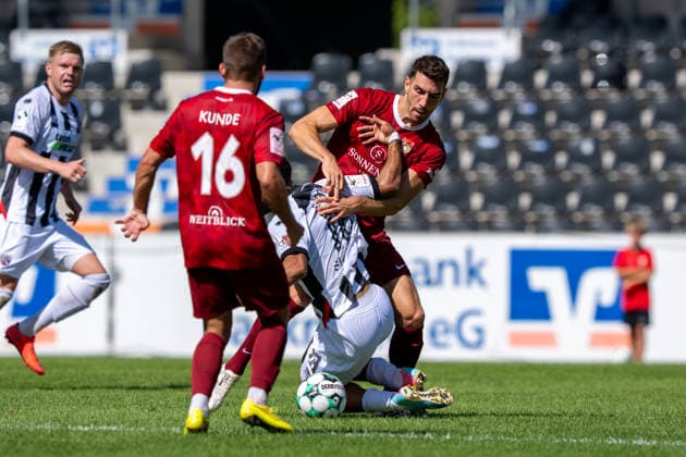 Zweikampf zwischen Arbnor Nuraj (SG Sonnenhof Großaspach, 25) und Keanan Bennetts (FC Ingolstadt 04, 18), SG Sonnenhof Großaspach vs. FC Ingolstadt 04, Fussball, 3. Liga, 3. Spieltag, 29.08.2026, DFB regulations prohibit any use of photographs as image sequences and or quasi-video Aspach Baden-Wuerttemberg Deutschland