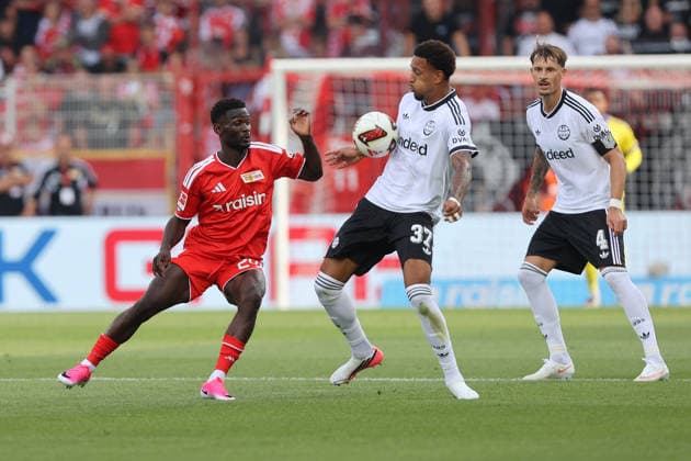 29.08.2026, xtgx, Fussball 1.Bundesliga, Union Berlin - Eintracht Frankfurt v.l. Emanuel Latte Lath (1. FC Union Berlin) Jeremiaha Maluze (Eintracht Frankfurt) Robin Koch (Eintracht Frankfurt) Zweikampf, Aktion, action, battle for the ball Berlin *** August 29, 2026, xtgx, Soccer, Bundesliga 1, Union Berlin vs. Eintracht Frankfurt, Emanuel Latte (Lath) of 1. FC Union Berlin, Jeremiaha Maluze of Eintracht Frankfurt, Robin Koch of Eintracht Frankfurt, tackle, action, battle for the ball, Berlin