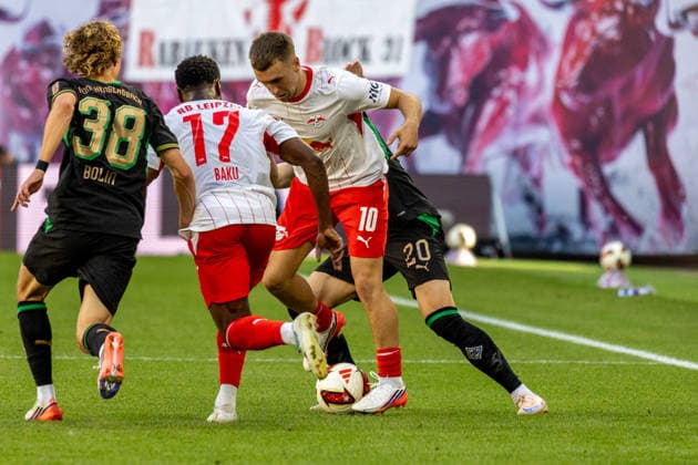 Deutschland: 1.Bundesliga, Saison 2026 2027, 29.08.2026, 1. Spieltag, RB Leipzig vs Borussia Mönchengladbach, Red Bull Arena : Brajan Gruda (RB Leipzig, 10) im Zweikampf gegen David Herold (Borussia Moenchengladbach, 20) *** Germany 1 Bundesliga, 2026–2027 Season, August 29, 2026, Matchday 1, RB Leipzig vs. Borussia Mönchengladbach, Red Bull Arena Brajan Gruda (RB Leipzig), 10, in a tackle against David Herold (Borussia Mönchengladbach), 20 Copyright: xMichellexLukax