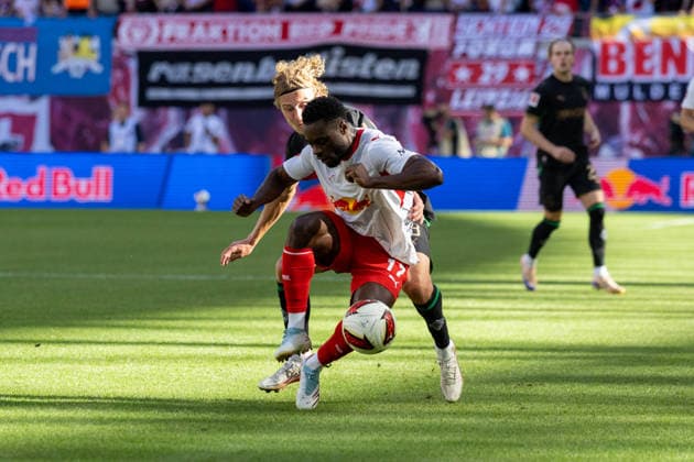 Deutschland: 1.Bundesliga, Saison 2026 2027, 29.08.2026, 1. Spieltag, RB Leipzig vs Borussia Mönchengladbach, Red Bull Arena : Ridle Baku (RB Leipzig, 17) im Zweikampf gegen Hugo Bolin (Borussia Moenchengladbach, 38) *** Germany 1 Bundesliga, 2026–2027 Season, August 29, 2026, Matchday 1, RB Leipzig vs. Borussia Mönchengladbach, Red Bull Arena in Ridle, Baku; RB Leipzig, 17, in a tackle against Hugo Bolin of Borussia Mönchengladbach, 38 Copyright: xMichellexLukax