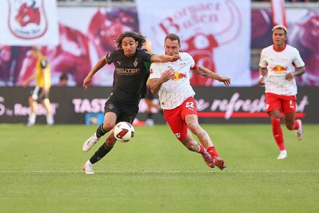 Leipzig, Sachsen, Deutschland, 29.08.2026: Red-Bull-Arena: 1. Spieltag, Saison 2026 27, 1. Fußball-Bundesliga: RB Leipzig - Borussia Mönchengladbach: Hugo Bolin (38, Borussia Mönchengladbach) und David Raum (22, RBL) *** Leipzig, Saxony, Germany, August 29, 2026, Red Bull Arena, Matchday 1, 2026–27 Season, German Bundesliga: RB Leipzig vs. Borussia Mönchengladbach—Hugo Bolin (38), Borussia Mönchengladbach, and David Raum (22), RBL Copyright: xdtsxNachrichtenagenturx dts_131698