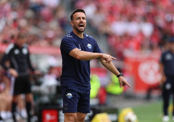 29.08.2026, Fussball Bundesliga, 1. FSV Mainz 05 - SC Paderborn, v.l., Trainer Ralf Kettemann (SC Paderborn) gibt Anweisungen, gestikuliert, mit den Armen gestikulieren, gives instructions, gesticulate DFL DFB REGULATIONS PROHIBIT ANY USE OF PHOTOGRAPHS AS IMAGE SEQUENCES AND OR QUASI-VIDEO. xdcx *** August 29, 2026, Bundesliga, 1. FSV Mainz 05 vs. SC Paderborn, from left, Coach Ralf Kettemann of SC Paderborn gives instructions, gesticulates with his arms, DFL DFB REGULATIONS PROHIBIT ANY USE OF PHOTOGRAPHS AS IMAGE SEQUENCES AND OR QUASI-VIDEO xdcx Copyright: HMBxMedia Claus