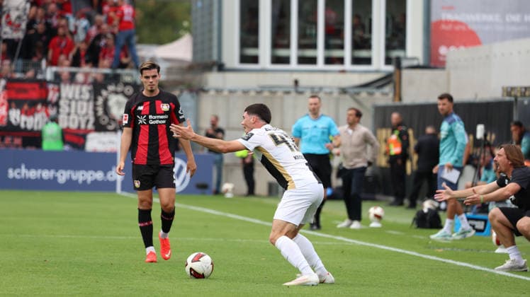 29.08.2026, xrekx, Fussball 1.Bundesliga, SV Elversberg - Bayer 04 Leverkusen v.l. Miguel GutiÃ rrez (Bayer 04 Leverkusen) Felix Keidel (SV 07 Elversberg) gibt Anweisungen, gestikuliert, mit den Armen gestikulieren gives instructions, gesticulate Vincent Wagner Trainer (SV 07 Elversberg) (DFL DFB REGULATIONS PROHIBIT ANY USE OF PHOTOGRAPHS as IMAGE SEQUENCES and or QUASI-VIDEO) Elversberg *** August 29, 2026, xrekx, Soccer, Bundesliga 1, SV Elversberg vs. Bayer 04 Leverkusen: Miguel Gutiérrez (Bayer 04 Leverkusen) and Felix Keidel (SV 07 Elversberg) give instructions, gesticulate, and wave their arms; gesticulates Vincent Wagner, Coach of SV 07 Elversberg DFL DFB REGULATIONS PROHIBIT ANY USE OF PHOTOGRAPHS as IMAGE SEQUENCES and or QUASI-VIDEO Elversberg