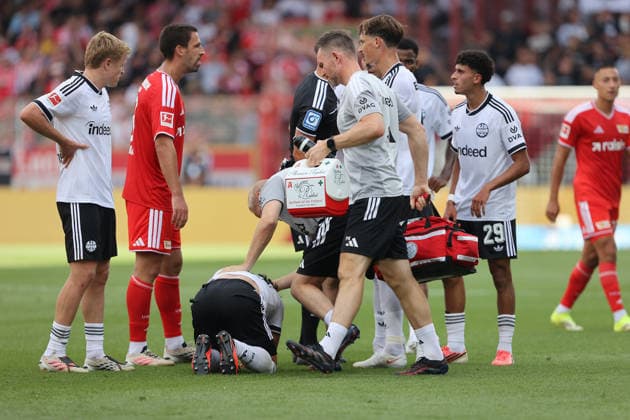 29.08.2026, xtgx, Fussball 1.Bundesliga, Union Berlin - Eintracht Frankfurt v.l. Jonathan Jonny Burkardt (Eintracht Frankfurt) Rani Khedira (1. FC Union Berlin) Keita Kosugi (Eintracht Frankfurt) verletzt, Verletzung, Schmerz, Schmerzen Berlin *** August 29, 2026, xtgx, Soccer, Bundesliga 1, Union Berlin vs. Eintracht Frankfurt: Jonathan Jonny Burkardt (Eintracht Frankfurt), Rani Khedira (1. FC Union Berlin), Keita Kosugi (Eintracht Frankfurt) – injured, injury, pain, Berlin
