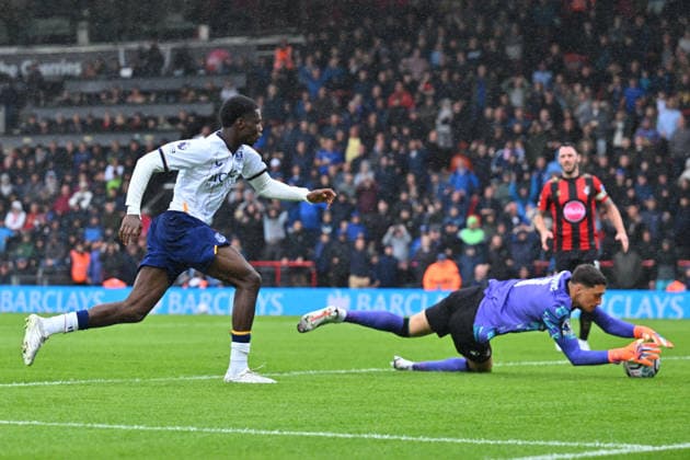 Bournemouth v Everton, Premier League Djordje Petrovic (1) of AFC Bournemouth makes a save as Thierno Barry (11) of Everton follows up his shot at goal during the Premier League match between Bournemouth and Everton at the Vitality Stadium, Bournemouth, UK on 29 August 2026. Bournemouth Vitality Stadium Dorset UK Editorial use only DataCo restrictions apply See www.football-dataco.com , Copyright: xGrahamxHuntx PSI-24762-0066