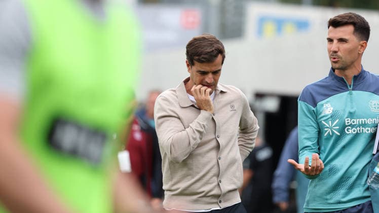 29.08.2026, xrekx, Fussball 1.Bundesliga, SV Elversberg - Bayer 04 Leverkusen v.l. Halbzeit Carles Martinez Trainer (Bayer 04 Leverkusen) enttaeuscht, enttäuscht, schaut enttaeuscht, niedergeschlagen, disappointed (DFL DFB REGULATIONS PROHIBIT ANY USE OF PHOTOGRAPHS as IMAGE SEQUENCES and or QUASI-VIDEO) Elversberg *** August 29, 2026, xrekx, Soccer, Bundesliga 1, SV Elversberg vs. Bayer 04 Leverkusen, at halftime: Carles Martinez, coach of Bayer 04 Leverkusen, looks disappointed, looks disappointed, dejected, disappointed DFL DFB REGULATIONS PROHIBIT ANY USE OF PHOTOGRAPHS as IMAGE SEQUENCES and or QUASI-VIDEO Elversberg