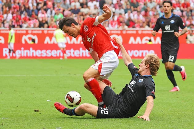 Mainz, Deutschland 29. August 2026: 1. BL - 2026 2027 - Sp. 1 - 1. FSV Mainz 05 gegen SC Paderborn 07 Im Bild: v. li. im Zweikampf Jae-sung Lee (FSV) gegen Mattes Hansen (SCP). DFL regulations prohibit any use of photographs as image sequences and or quasi-video Mewa Arena Rheinland - Pfalz *** Mainz, Germany, August 29, 2026, Bundesliga 1, 2026–2027 Season, Matchday 1, 1:0, FSV Mainz 05 vs. SC Paderborn 07. Pictured, from left, in a tackle: Jae-sung Lee (FSV) vs. Mattes Hansen (SCP). DFL regulations prohibit any use of photographs as image sequences and or quasi-video. Mewa Arena, Rhineland-Palatinate Copyright: xFotostandx xRacochax