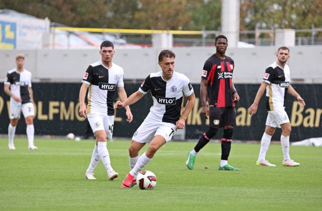 29.08.2026, Fussball, Herren, 1. Bundesliga, Saison 2026 2027, SV 07 Elversberg - Bayer 04 Leverkusen, Maurice Krattenmacher (SV 07 Elversberg) am Ball Elversberg Ursapharm-Arena an der Kaiserlinde Saarland Deutschland *** August 29, 2026, Soccer, Men s, 1. Bundesliga, 2026–2027 Season, SV 07 Elversberg vs. Bayer 04 Leverkusen, Maurice Krattenmacher, SV 07 Elversberg in action, Elversberg Ursapharm Arena an der Kaiserlinde, Saarland, Germany Copyright: xSebastianxBachx