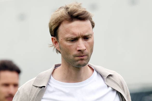 29.08.2026, xrekx, Fussball 1.Bundesliga, SV Elversberg - Bayer 04 Leverkusen v.l. Simon Rolfes Geschäftsführer (Bayer 04 Leverkusen) enttaeuscht, enttäuscht, schaut enttaeuscht, niedergeschlagen, disappointed (DFL DFB REGULATIONS PROHIBIT ANY USE OF PHOTOGRAPHS as IMAGE SEQUENCES and or QUASI-VIDEO) Elversberg *** August 29, 2026, xrekx, Soccer, Bundesliga 1, SV Elversberg vs. Bayer 04 Leverkusen; Simon Rolfes, sporting director of Bayer 04 Leverkusen, looks disappointed, looks disappointed, dejected, disappointed DFL DFB REGULATIONS PROHIBIT ANY USE OF PHOTOGRAPHS as IMAGE SEQUENCES and or QUASI-VIDEO Elversberg
