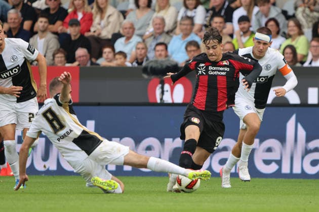 29.08.2026, Fussball, Herren, 1. Bundesliga, Saison 2026 2027, SV 07 Elversberg - Bayer 04 Leverkusen, Lukasz Poreba (SV 07 Elversberg), Afonso Moreira (Bayer 04 Leverkusen) Elversberg Ursapharm-Arena an der Kaiserlinde Saarland Deutschland (DEU) *** August 29, 2026, Soccer, Men s, Bundesliga 1, 2026–2027 Season, SV 07 Elversberg vs. Bayer 04 Leverkusen, Lukasz Poreba (SV 07 Elversberg), Afonso Moreira (Bayer 04 Leverkusen), Ursapharm Arena an der Kaiserlinde, Saarland, Germany, DEU Copyright: xSebastianxBachx