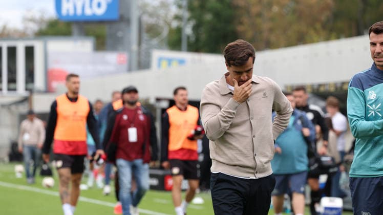 29.08.2026, xrekx, Fussball 1.Bundesliga, SV Elversberg - Bayer 04 Leverkusen v.l. Carles Martinez Trainer (Bayer 04 Leverkusen) enttaeuscht, enttäuscht, schaut enttaeuscht, niedergeschlagen, disappointed Halbzeit (DFL DFB REGULATIONS PROHIBIT ANY USE OF PHOTOGRAPHS as IMAGE SEQUENCES and or QUASI-VIDEO) Elversberg *** August 29, 2026, xrekx, Soccer, Bundesliga 1, SV Elversberg vs. Bayer 04 Leverkusen; Carles Martinez, coach of Bayer 04 Leverkusen, looks disappointed, looks disappointed, dejected, disappointed at halftime. DFL and DFB regulations prohibit any use of photographs as image sequences and or quasi-video. Elversberg