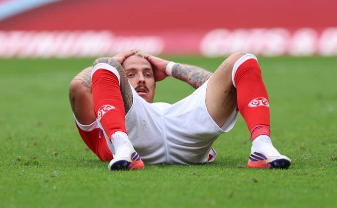 29.08.2026, Fussball Bundesliga, 1. FSV Mainz 05 - SC Paderborn, v.l., Phillip Tietz (FSV Mainz 05) enttaeuscht, enttaeuscht schauend, dissapointed, traurig, frustiert, frust, gefrustet, frustrated DFL DFB REGULATIONS PROHIBIT ANY USE OF PHOTOGRAPHS AS IMAGE SEQUENCES AND OR QUASI-VIDEO. xdcx *** August 29, 2026, German Bundesliga, 1 FSV Mainz 05 vs. SC Paderborn, from left: Phillip Tietz, FSV Mainz 05, looking disappointed, disappointed, sad, frustrated, frustration, frustrated, frustrated DFL DFB REGULATIONS PROHIBIT ANY USE OF PHOTOGRAPHS AS IMAGE SEQUENCES AND OR QUASI-VIDEO xdcx Copyright: HMBxMedia Claus