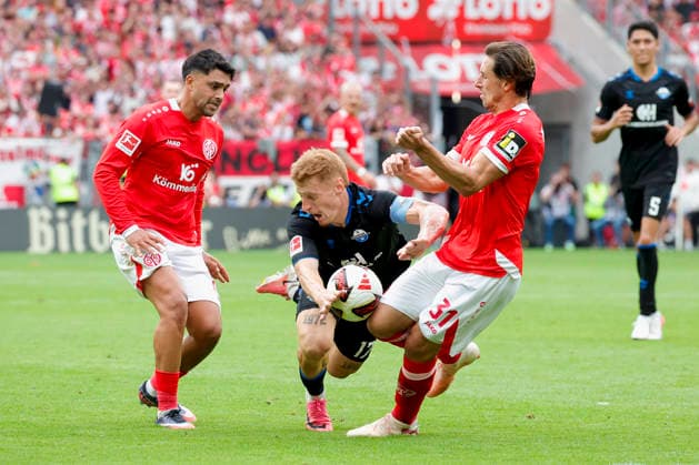 Im Bild: v.li. Nadiem Amiri (FSV Mainz 05, 10), Laurin Curda (SC Paderborn 07, 17) und Dominik Kohr (FSV Mainz 05, 31), Kampf um den Ball 29.08.2026, FSV Mainz 05 - SC Paderborn 07, 1. Bundesliga, 1. Spieltag, Deutschland, Mainz, MEWA Arena, DFL REGULATIONS PROHIBIT ANY USE OF PHOTOGRAPHS AS IMAGE SEQUENCES AND OR QUASI-VIDEO. *** Pictured from left: Nadiem Amiri (FSV Mainz 05, 10), Laurin Curda (SC Paderborn 07, 17), and Dominik Kohr (FSV Mainz 05, 31), battling for the ball on August 29, 2026, FSV Mainz 05 vs. SC Paderborn 07, Bundesliga 1, Matchday 1, Germany, Mainz, MEWA Arena, DFL REGULATIONS PROHIBIT ANY USE OF PHOTOGRAPHS AS IMAGE SEQUENCES AND OR QUASI-VIDEO Copyright: HMBxMedia xJulienxBecker