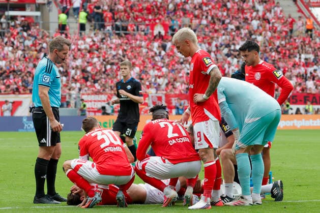 Im Bild: Der verletzte Dominik Kohr (FSV Mainz 05, 31) wird betreut 29.08.2026, FSV Mainz 05 - SC Paderborn 07, 1. Bundesliga, 1. Spieltag, Deutschland, Mainz, MEWA Arena, DFL REGULATIONS PROHIBIT ANY USE OF PHOTOGRAPHS AS IMAGE SEQUENCES AND OR QUASI-VIDEO. *** Pictured: Injured Dominik Kohr of FSV Mainz 05, 31, receives medical attention on August 29, 2026, FSV Mainz 05 vs. SC Paderborn 07, Bundesliga 1, Matchday 1, Germany, Mainz, MEWA Arena. DFL regulations prohibit any use of photographs as image sequences and or quasi-video. Copyright: HMBxMedia xJulienxBecker