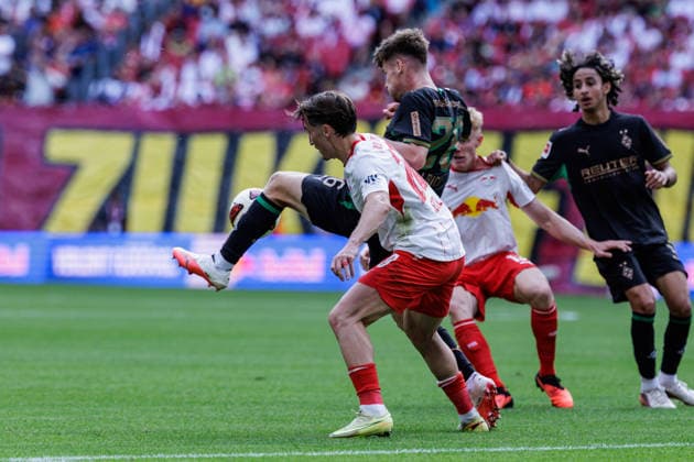 29.08.2026, GER, Fussball, Herren, 1. Bundesliga, Saison 2026 2027, 1. Spieltag, RB Leipzig vs. Borussia Moenchengladbach Rocco Reitz (RB Leipzig 20) im Zweikampf gegen Lukas Ullrich (Borussia Mönchengladbach Borussia Moenchengladbach 26) DFB DFL regulations prohibit any use of photographs as image sequences and or quasi-video Leipzig Red Bull Arena Sachsen Deutschland *** August 29, 2026, GER, Soccer, Men s, 1. Bundesliga, 2026–2027 Season, Matchday 1, RB Leipzig vs. Borussia Mönchengladbach Rocco Reitz, RB Leipzig No. 20, in a tackle against Lukas Ullrich, Borussia Mönchengladbach Borussia Mönchengladbach 26 DFB and DFL regulations prohibit any use of photographs as image sequences and or quasi-video RB Leipzig Red Bull Arena Saxony, Germany Copyright: xNordphoto Trienitzx