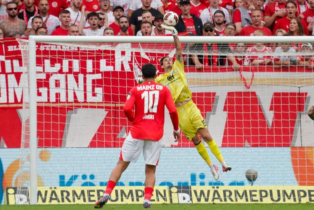Im Bild: Torwart Nahuel Noll (SC Paderborn 07, 15) mit der Parade 29.08.2026, FSV Mainz 05 - SC Paderborn 07, 1. Bundesliga, 1. Spieltag, Deutschland, Mainz, MEWA Arena, DFL REGULATIONS PROHIBIT ANY USE OF PHOTOGRAPHS AS IMAGE SEQUENCES AND OR QUASI-VIDEO. *** Pictured: SC Paderborn 07 goalkeeper Nahuel Noll (No. 15) making a save on August 29, 2026, FSV Mainz 05 vs. SC Paderborn 07, Bundesliga 1, Matchday 1, Germany, Mainz, MEWA Arena, DFL REGULATIONS PROHIBIT ANY USE OF PHOTOGRAPHS AS IMAGE SEQUENCES AND OR QUASI-VIDEO Copyright: HMBxMedia xJulienxBecker