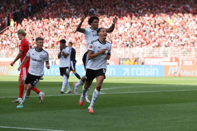 29.08.2026, xtgx, Fussball 1.Bundesliga, Union Berlin - Eintracht Frankfurt v.l. Torjubel nach dem Tor zum celebrating the goal celebrate 1:3 durch Younes Ebnoutalib (Eintracht Frankfurt) Berlin *** August 29, 2026, xtgx, Soccer, Bundesliga 1, Union Berlin vs. Eintracht Frankfurt, Goal celebration after Younes Ebnoutalib scored the 1-3 goal for Eintracht Frankfurt in Berlin