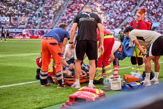 29.08.2026, Fußball, Männer, Bundesliga, 2026 2027, RB Leipzig - Borussia Mönchengladbach Daiki Hashioka (14, Borussia Mönchengladbach), wird nach Verletzung behandelt Leipzig Red Bull Arena Sachsen Deutschland *** August 29, 2026, Soccer, Men s, Bundesliga, 2026–2027, RB Leipzig vs. Borussia Mönchengladbach, Daiki Hashioka (14), Borussia Mönchengladbach, is receiving treatment for an injury at the Red Bull Arena in Leipzig, Saxony, Germany