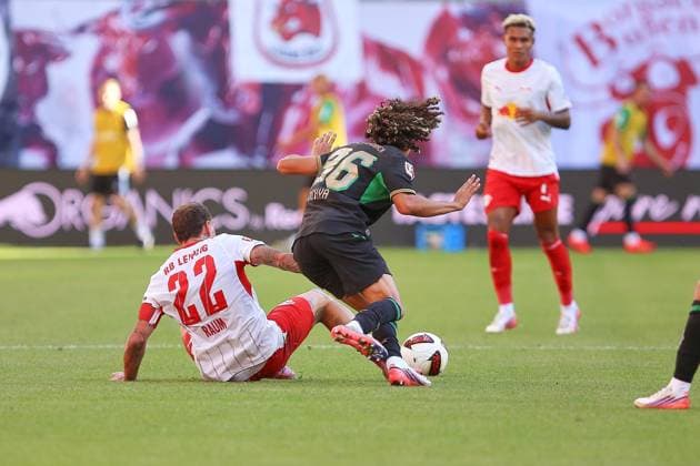 Leipzig, Sachsen, Deutschland, 29.08.2026: Red-Bull-Arena: 1. Spieltag, Saison 2026 27, 1. Fußball-Bundesliga: RB Leipzig - Borussia Mönchengladbach: David Raum (22, RBL) und Wael Mohya (36, Borussia Mönchengladbach) im Duell *** Leipzig, Saxony, Germany, August 29, 2026, Red Bull Arena, Matchday 1, 2026–27 Season, Bundesliga: RB Leipzig vs. Borussia Mönchengladbach—David Raum (22, RBL) and Wael Mohya (36, Borussia Mönchengladbach) face off Copyright: xdtsxNachrichtenagenturx dts_131703