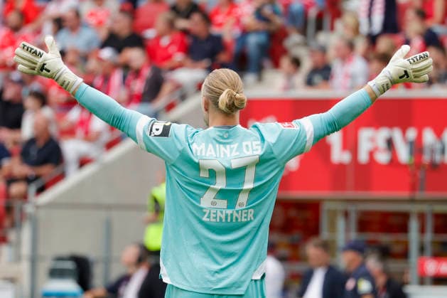 Im Bild: Verwunderung bei Torwart Robin Zentner (FSV Mainz 05, 27) 29.08.2026, FSV Mainz 05 - SC Paderborn 07, 1. Bundesliga, 1. Spieltag, Deutschland, Mainz, MEWA Arena, DFL REGULATIONS PROHIBIT ANY USE OF PHOTOGRAPHS AS IMAGE SEQUENCES AND OR QUASI-VIDEO. *** Pictured: FSV Mainz 05 goalkeeper Robin Zentner looks surprised, August 29, 2026, FSV Mainz 05 vs. SC Paderborn 07, Bundesliga 1, Matchday 1, Germany, Mainz, MEWA Arena, DFL REGULATIONS PROHIBIT ANY USE OF PHOTOGRAPHS AS IMAGE SEQUENCES AND OR QUASI-VIDEO Copyright: HMBxMedia xJulienxBecker