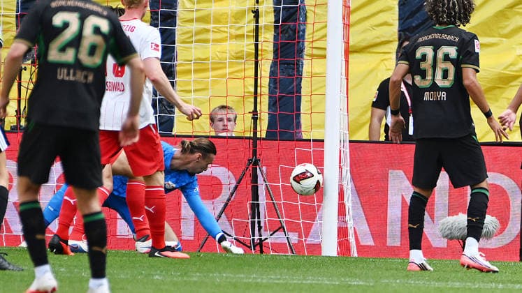 Fußball Bundesliga, Saison 2026 2027, 1. Spieltag, RB Leipzig vs. VfL 1900 Borussia Mönchengladbach (29.08.2026)) Maarten Vandevoordt (Torwart RB Leipzig, Rückennummer 26) lenkt einen Torschuss an den Pfosten beim Bundesliga-Spiel Leipzig gegen Mönchengladbach (29.08.2026). Lukas Ullrich (Linker Verteidiger Borussia Mönchengladbach, Rückennummer 26), Wael Mohya (Offensives Mittelfeld Borussia Mönchengladbach, Rückennummer 36), Tidiam Gomis (Linksaußen RB Leipzig, Rückennummer 27) schauen zu. Leipzig Sachsen Deutschland Red-Bull Arena *** German Bundesliga, 2026–2027 Season, Matchday 1, RB Leipzig vs. VfL 1900 Borussia Mönchengladbach, August 29, 2026. Maarten Vandevoordt, goalkeeper for RB Leipzig, No. 26, deflects a shot on goal off the post during the Bundesliga match between Leipzig and Mönchengladbach on August 29, 2026. Lukas Ullrich, left back for Borussia Mönchengladbach, No. 26, Wael Mohya, attacking midfielder for Borussia Mönchengladbach, jersey number 36, and Tidiam Gomis, left winger for RB Leipzig, jersey number 27, watch the game in Leipzig, Saxony, Germany, at Red Bull Arena