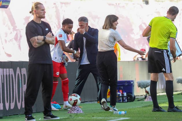 29.08.2026, xgox, Fussball 1.Bundesliga, RB Leipzig - Borussia Mönchengladbach emspor, v.l. Christopher Nkunku (Leipzig, 28) und Martin Demichelis (Leipzig, Trainer) (DFL DFB REGULATIONS PROHIBIT ANY USE OF PHOTOGRAPHS as IMAGE SEQUENCES and or QUASI-VIDEO) Leipzig *** August 29, 2026, xgox, Soccer, Bundesliga 1, RB Leipzig vs. Borussia Mönchengladbach (emspor), from left: Christopher Nkunku (Leipzig), 28, and Martin Demichelis (Leipzig), Coach. DFL and DFB regulations prohibit any use of photographs as image sequences and or quasi-video (Leipzig)