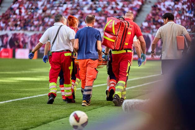29.08.2026, Fußball, Männer, Bundesliga, 2026 2027, RB Leipzig - Borussia Mönchengladbach Daiki Hashioka (14, Borussia Mönchengladbach), wird mit Trage vom Platz gebracht, nach Zusammenpral Leipzig Red Bull Arena Sachsen Deutschland *** August 29, 2026, Soccer, Men s, Bundesliga, 2026–2027, RB Leipzig vs. Borussia Mönchengladbach: Daiki Hashioka (14) of Borussia Mönchengladbach is carried off the field on a stretcher after a collision at the Red Bull Arena in Leipzig, Saxony, Germany