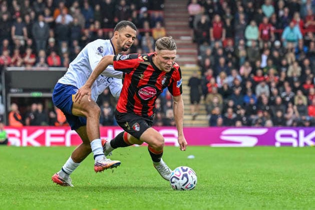 Bournemouth v Everton Premier League Adrien Truffert of Bournemouth is fouled by Iliman Ndiaye of Everton during the Premier League match at the Vitality Stadium, Bournemouth 29 08 2026 UK Newspapers OUT Copyright: xJeremyxLandeyx FIL-23853-0040