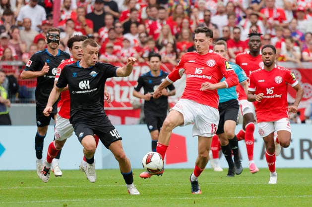 Im Bild: v.li. Gabriel Vidovic (SC Paderborn 07, 40) gegen Anthony Caci (FSV Mainz 05, 19) 29.08.2026, FSV Mainz 05 - SC Paderborn 07, 1. Bundesliga, 1. Spieltag, Deutschland, Mainz, MEWA Arena, DFL REGULATIONS PROHIBIT ANY USE OF PHOTOGRAPHS AS IMAGE SEQUENCES AND OR QUASI-VIDEO. *** Pictured, from left: Gabriel Vidovic (SC Paderborn 07), 40, vs. Anthony Caci (FSV Mainz 05), 19, on August 29, 2026, FSV Mainz 05 vs. SC Paderborn 07, Bundesliga 1, Matchday 1, Germany, Mainz, MEWA Arena, DFL REGULATIONS PROHIBIT ANY USE OF PHOTOGRAPHS AS IMAGE SEQUENCES AND OR QUASI-VIDEO Copyright: HMBxMedia xJulienxBecker