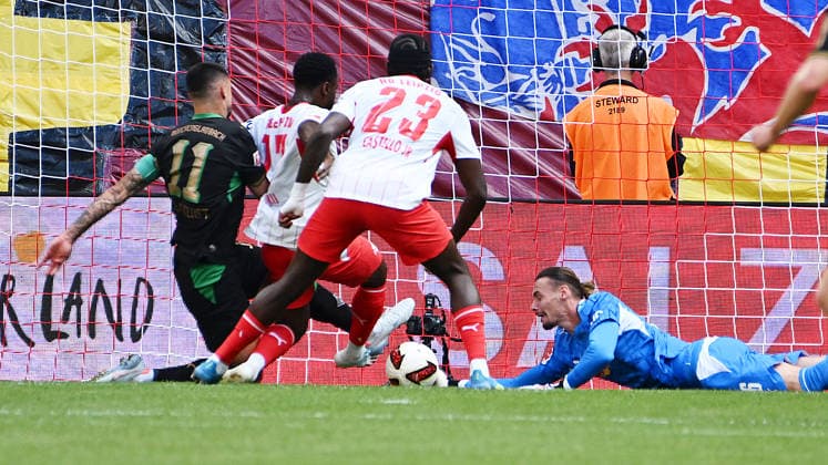 Fußball Bundesliga, Saison 2026 2027, 1. Spieltag, RB Leipzig vs. VfL 1900 Borussia Mönchengladbach (29.08.2026)) Maarten Vandevoordt (Torwart RB Leipzig, Rückennummer 26) (Mitte) lenkt einen Torschuss an den Pfosten beim Bundesliga-Spiel Leipzig gegen Mönchengladbach (29.08.2026) und rettet den Nachschuss gegen Tim Kleindienst (Mittelstürmer Borussia Mönchengladbach, Rückennummer 11) (li.). Ridle Baku (Rechter Verteidiger RB Leipzig, Rückennummer 17) , Castello Lukeba (Innenverteidiger RB Leipzig, Rückennummer 23) ebenfalls involviert. Leipzig Sachsen Deutschland Red-Bull Arena *** Bundesliga, 2026–2027 Season, Matchday 1, RB Leipzig vs. VfL 1900 Borussia Mönchengladbach, August 29, 2026. Maarten Vandevoordt, goalkeeper for RB Leipzig, No. 26, in the middle, deflects a shot on goal to the post during the Bundesliga match between Leipzig and Mönchengladbach on August 29, 2026, and saves the follow-up shot from Tim Kleindienst, center forward for Borussia Mönchengladbach, No. 11, Ridle Baku, right back for RB Leipzig, No. 17, Castello Lukeba, center back for RB Leipzig, No. 23, also involved. Leipzig, Saxony, Germany, Red Bull Arena