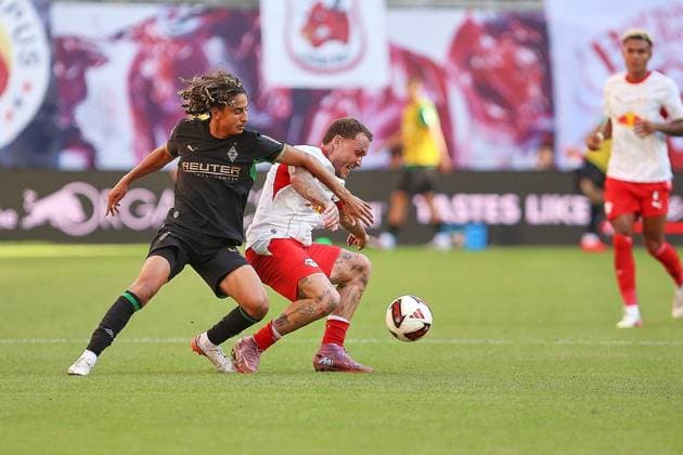 Leipzig, Sachsen, Deutschland, 29.08.2026: Red-Bull-Arena: 1. Spieltag, Saison 2026 27, 1. Fußball-Bundesliga: RB Leipzig - Borussia Mönchengladbach: Wael Mohya (36, Borussia Mönchengladbach) und David Raum (22, RBL) *** Leipzig, Saxony, Germany, August 29, 2026, Red Bull Arena, Matchday 1, 2026–27 Season, German Bundesliga, RB Leipzig vs. Borussia Mönchengladbach, Wael Mohya (36), Borussia Mönchengladbach, and David Raum (22), RBL Copyright: xdtsxNachrichtenagenturx dts_131700