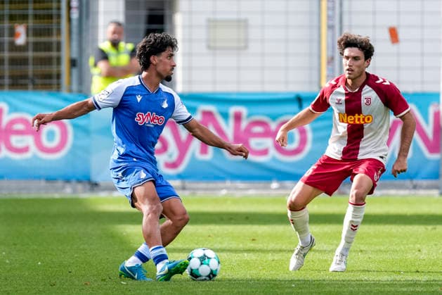 v.li.: Yasin Zor (TSG II, 10), Benedikt Bauer (Regensburg, 26), Aktion, Action, Spielszene, 29.08.2026, Sinsheim (Deutschland), Fussball, 3. Liga, TSG 1899 Hoffenheim II - SSV Jahn Regensburg, DFB DFL REGULATIONS PROHIBIT ANY USE OF PHOTOGRAPHS AS IMAGE SEQUENCES AND OR QUASI-VIDEO.