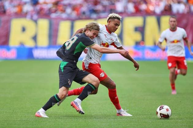 Leipzig, Sachsen, Deutschland, 29.08.2026: Red-Bull-Arena: 1. Spieltag, Saison 2026 27, 1. Fußball-Bundesliga: RB Leipzig - Borussia Mönchengladbach: Hugo Bolin (38, Borussia Mönchengladbach) und Antonio Nusa (7, RBL) im Duell *** Leipzig, Saxony, Germany, August 29, 2026, Red Bull Arena, Matchday 1, 2026–27 Season, German Bundesliga, RB Leipzig vs. Borussia Mönchengladbach, Hugo Bolin (38), Borussia Mönchengladbach, and Antonio Nusa (7), RBL in a showdown Copyright: xdtsxNachrichtenagenturx dts_131710