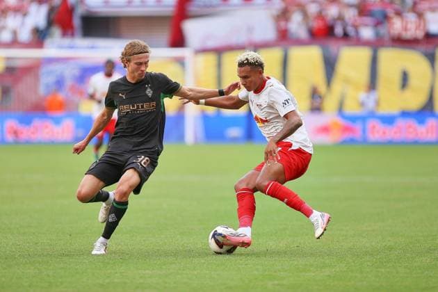 Leipzig, Sachsen, Deutschland, 29.08.2026: Red-Bull-Arena: 1. Spieltag, Saison 2026 27, 1. Fußball-Bundesliga: RB Leipzig - Borussia Mönchengladbach: Hugo Bolin (38, Borussia Mönchengladbach) und Antonio Nusa (7, RBL) im Duell *** Leipzig, Saxony, Germany, August 29, 2026, Red Bull Arena, Matchday 1, 2026–27 Season, German Bundesliga, RB Leipzig vs. Borussia Mönchengladbach, Hugo Bolin (38), Borussia Mönchengladbach, and Antonio Nusa (7), RBL in a showdown Copyright: xdtsxNachrichtenagenturx dts_131711