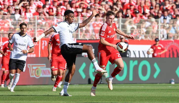 Raphael Onyedika, Michel Aebischer am Ball Zweikampf Spielszene Aktion Fußball Fussball Bundesliga Herren DFL 1. Spieltag Saison 2026 2027 29.08.2026 1.FC Union Berlin FCU vs SG Eintracht Frankfurt SGE DFL regulations prohibit any use of photographs as image sequences and or quasi-video. *** Raphael Onyedika, Michel Aebischer with the ball, tackle, game scene, action, sports, soccer, Bundesliga, men’s, DFL, Matchday 1, 2026–2027 season, August 29, 2026, 1. FC Union Berlin (FCU) vs. SG Eintracht Frankfurt (SGE). DFL regulations prohibit any use of photographs as image sequences or or quasi-video