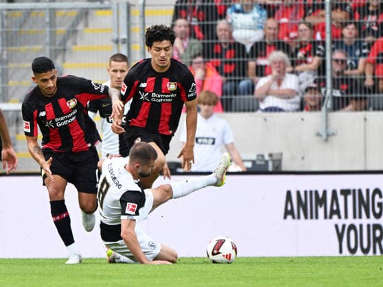 Fussball - Bundesliga - Saison 2026 27 29.08.2025 Ursapharm-Arena SV Elversberg (elv) - Bayer Leverkusen Lukasz POREBA (SV Elversberg), vorne, Ibrahim MAZA (Bayer Leverkusen), re, Afonso MOREIRA (Bayer Leverkusen) Fussball - Bundesliga - SV Elversberg *** German Bundesliga, 2026-27 Season, August 29, 2025, Ursapharm Arena, SV Elversberg vs. Bayer Leverkusen: Lukasz POREBA (SV Elversberg, front), Ibrahim MAZA (Bayer Leverkusen, right), Afonso MOREIRA (Bayer Leverkusen). German Bundesliga, SV Elversberg