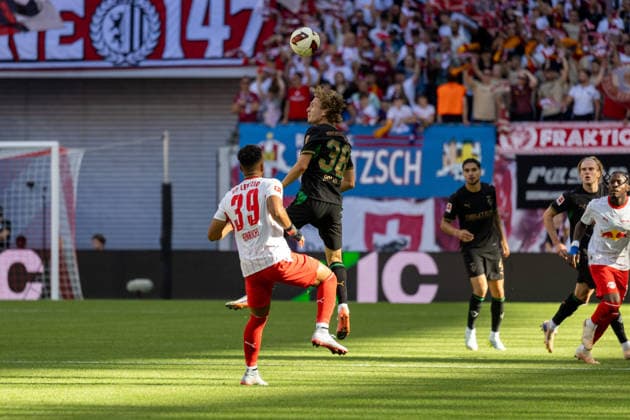 Deutschland: 1.Bundesliga, Saison 2026 2027, 29.08.2026, 1. Spieltag, RB Leipzig vs Borussia Mönchengladbach, Red Bull Arena : Benjamin Henrichs (RB Leipzig, 39) im Kopfball Duell gegen Hugo Bolin (Borussia Moenchengladbach, 38) *** Germany 1 Bundesliga, 2026–2027 Season, August 29, 2026, Matchday 1, RB Leipzig vs. Borussia Mönchengladbach, Red Bull Arena: Benjamin Henrichs (RB Leipzig, 39) in a header duel against Hugo Bolin (Borussia Mönchengladbach, 38) Copyright: xMichellexLukax