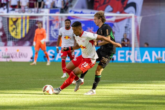 Deutschland: 1.Bundesliga, Saison 2026 2027, 29.08.2026, 1. Spieltag, RB Leipzig vs Borussia Mönchengladbach, Red Bull Arena : Benjamin Henrichs (RB Leipzig, 39) im Zweikampf gegen Hugo Bolin (Borussia Moenchengladbach, 38) *** Germany 1 Bundesliga, 2026–2027 Season, August 29, 2026, Matchday 1, RB Leipzig vs. Borussia Mönchengladbach, Red Bull Arena: Benjamin Henrichs (RB Leipzig, No. 39) in a tackle against Hugo Bolin (Borussia Mönchengladbach, No. 38) Copyright: xMichellexLukax