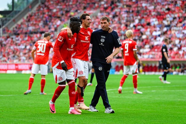 Dominik Kohr (1. FSV Mainz 05) wird verletzt ausgewechselt waehrend des spiels der 1. Bundesliga zwischen 1. FSV Mainz 05 und SC Paderborn 07, MEWA Arena am 29. August 2026 in Mainz, Deutschland. (Foto von Silas Schueller DeFodi Images) +++ Dominik Kohr (1. FSV Mainz 05) is injured and leaves the pitch during the Bundesliga match between 1. FSV Mainz 05 and SC Paderborn 07 at MEWA Arena on August 29, 2026 in Mainz, Germany. (Photo by Silas Schueller DeFodi Images) DFB DFL REGULATIONS PROHIBIT ANY USE OF PHOTOGRAPHS AS IMAGE SEQUENCES AND OR QUASI-VIDEO. (Photo by Silas Schueller DeFodi Images) - *** Dominik Kohr of 1 FSV Mainz 05 is substituted due to injury during the Bundesliga match between 1 FSV Mainz 05 and SC Paderborn 07 at the MEWA Arena on August 29, 2026, in Mainz, Germany. Photo by Silas Schueller, DeFodi Images. Dominik Kohr of 1. FSV Mainz 05 is injured and leaves the field during the Bundesliga match between 1. FSV Mainz 05 and SC Paderborn 07 at the MEWA Arena on August 29, 2026 in Mainz, Germany Photo by Silas Schueller DeFodi Images DFB DFL REGULATIONS PROHIBIT ANY USE OF PHOTOGRAPHS AS IMAGE SEQUENCES AND OR QUASI-VIDEO Photo by Silas Schueller DeFodi Images