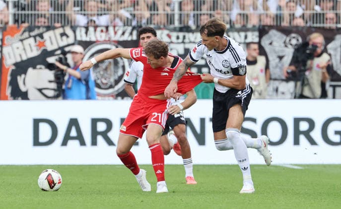 Tim Skarke am Ball, Robin Koch Zweikampf Spielszene Aktion Fußball Fussball Bundesliga Herren DFL 1. Spieltag Saison 2026 2027 29.08.2026 1.FC Union Berlin FCU vs SG Eintracht Frankfurt SGE DFL regulations prohibit any use of photographs as image sequences and or quasi-video. *** Tim Skarke with the ball, Robin Koch, tackle, game action, sports, soccer, Bundesliga, men s, DFL, Matchday 1, 2026–2027 season, August 29, 2026, 1. FC Union Berlin (FCU) vs. SG Eintracht Frankfurt (SGE). DFL regulations prohibit any use of photographs as image sequences and or quasi-video.