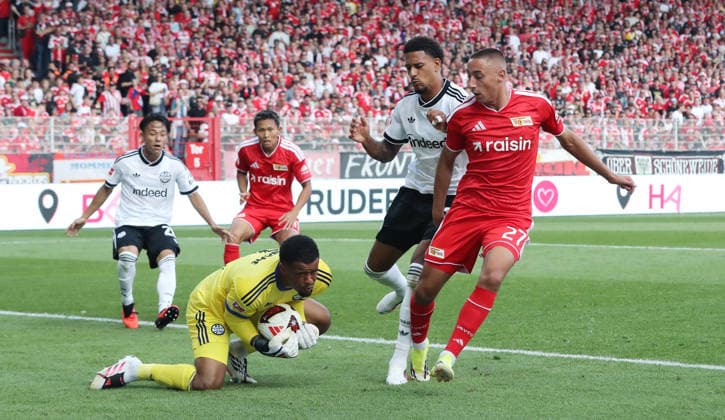 Torwart Noah Atubolu am Ball, Jeremiaha Maluze, Marin Ljubicic Zweikampf Spielszene Aktion Fußball Fussball Bundesliga Herren DFL 1. Spieltag Saison 2026 2027 29.08.2026 1.FC Union Berlin FCU vs SG Eintracht Frankfurt SGE DFL regulations prohibit any use of photographs as image sequences and or quasi-video. *** Goalkeeper Noah Atubolu on the ball, Jeremiaha Maluze, Marin Ljubicic, tackle, game scene, action, sports, soccer, Bundesliga, men’s, DFL, Matchday 1, 2026–2027 season, August 29, 2026, 1. FC Union Berlin (FCU) vs. SG Eintracht Frankfurt (SGE). DFL regulations prohibit any use of photographs as image sequences and or quasi-video